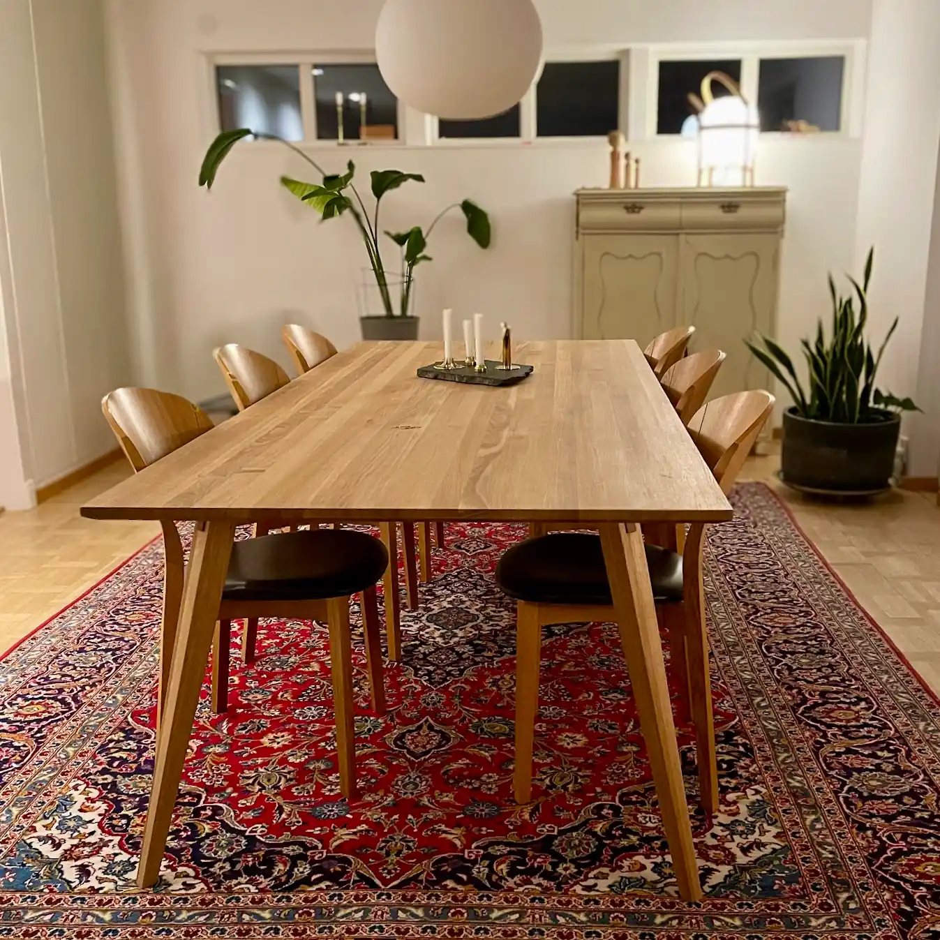 Massivt-matbord-i-skandinavisk-design