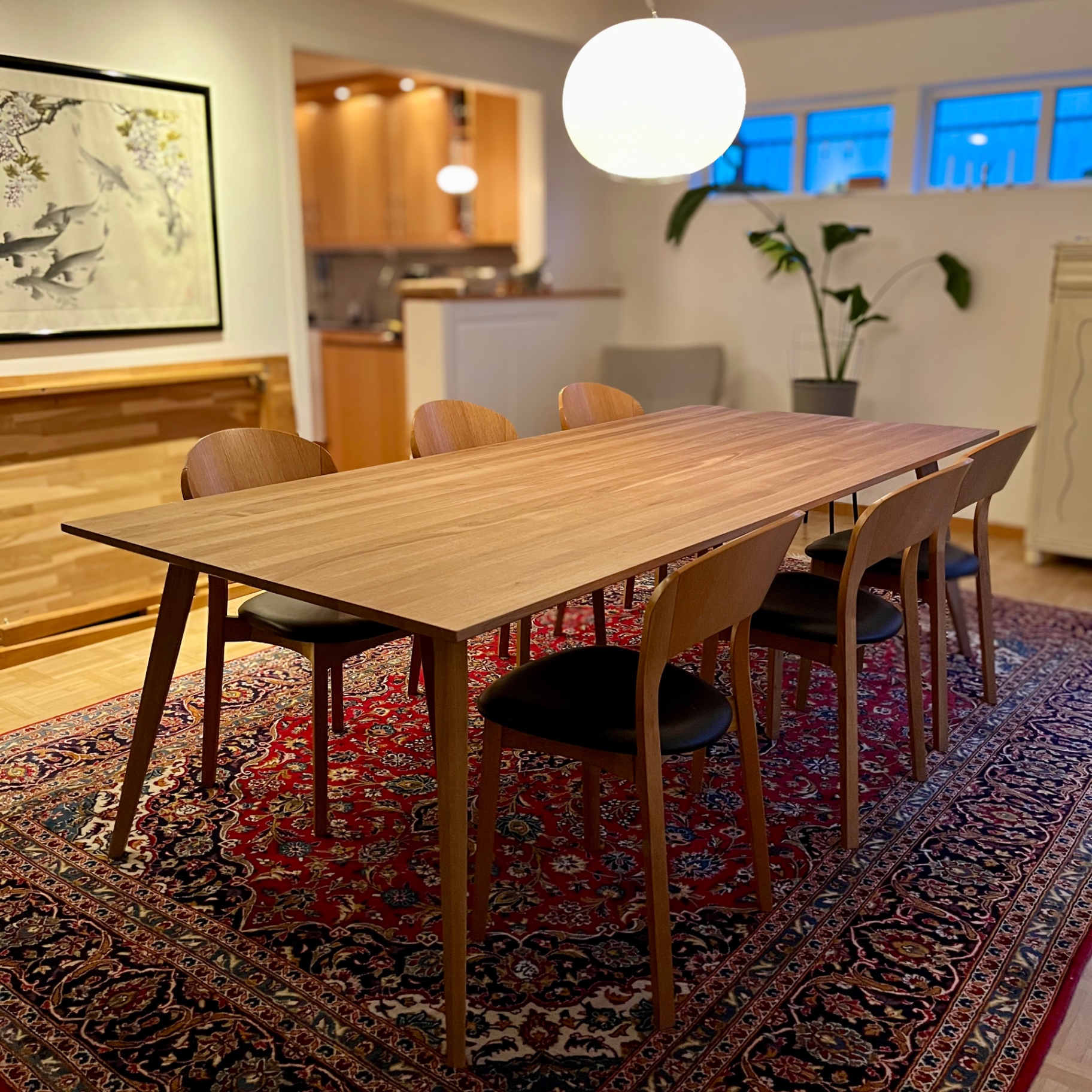 Massivt matbord i skandinavisk design