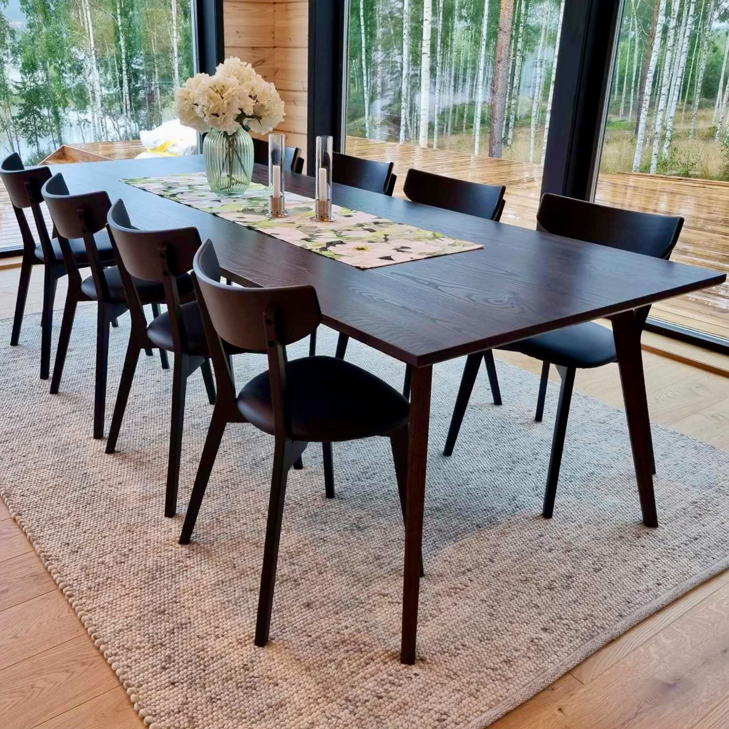 Massivt matbord i skandinavisk design