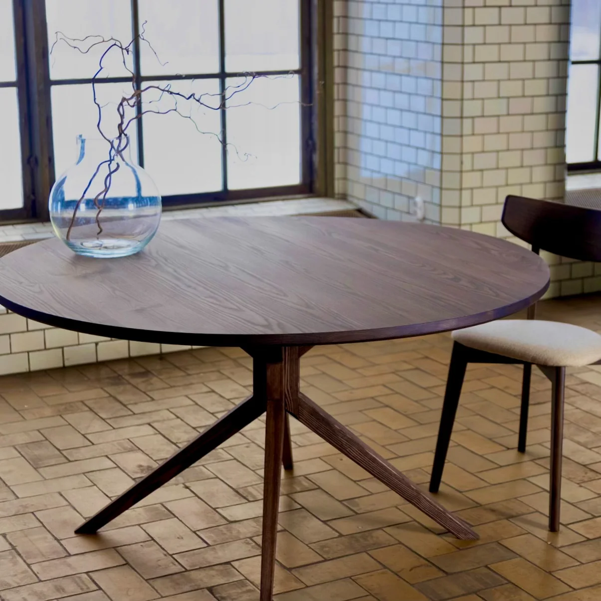 Runt-matbord-med-pelarfot