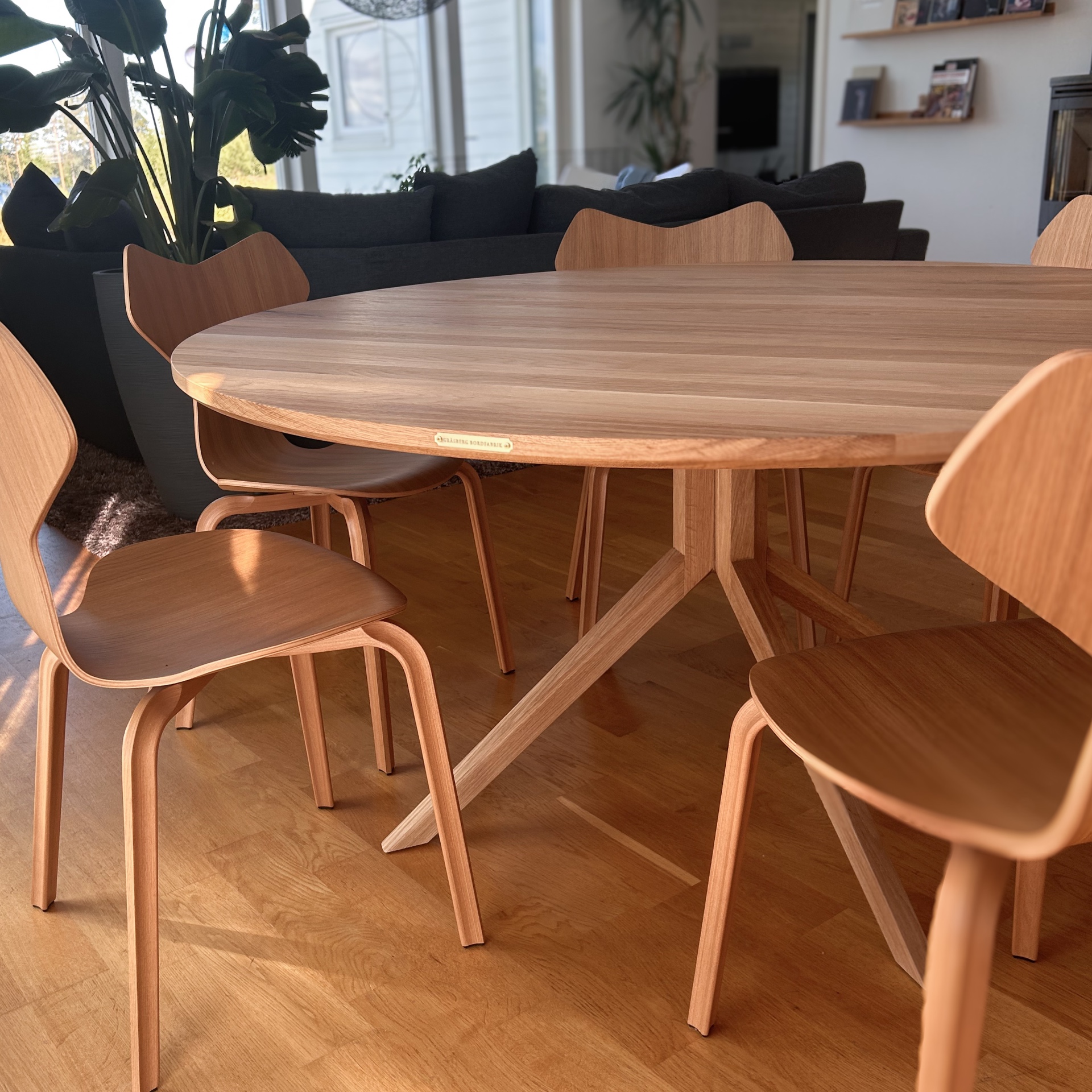 Runt matbord med pelarfot