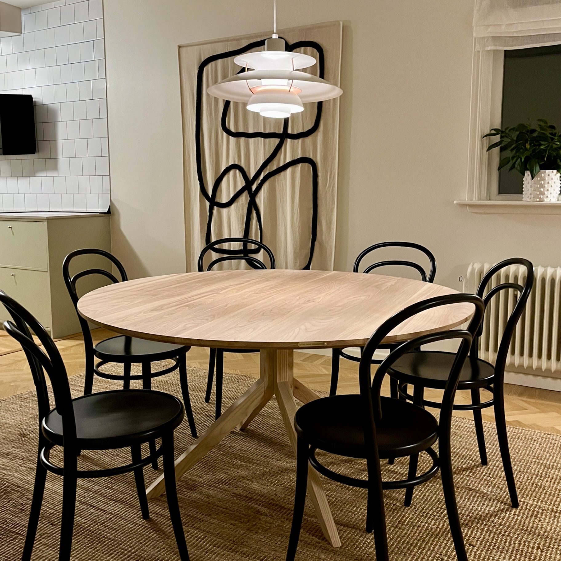 Runt matbord med pelarfot