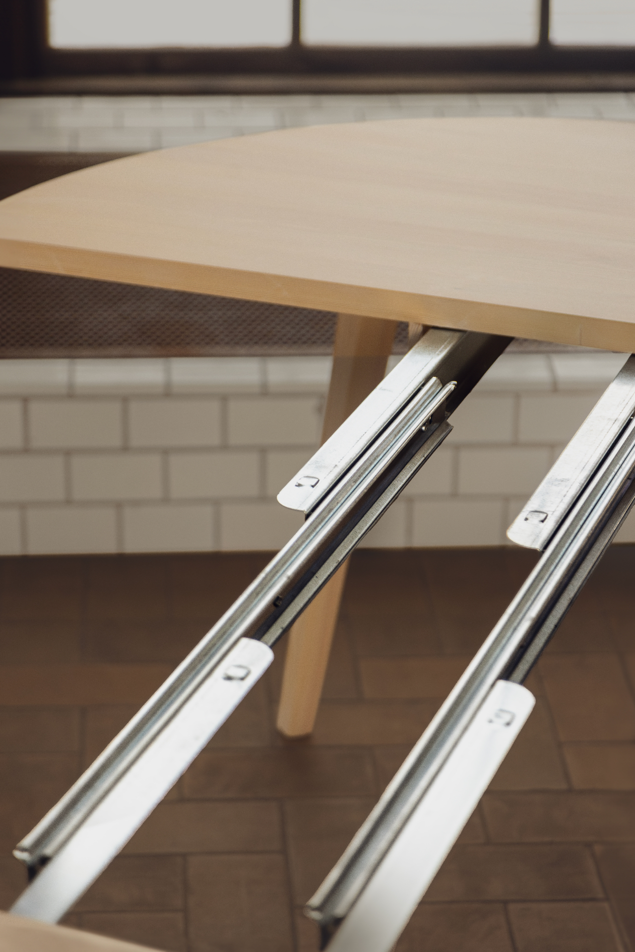 Runt matbord med iläggsskivor