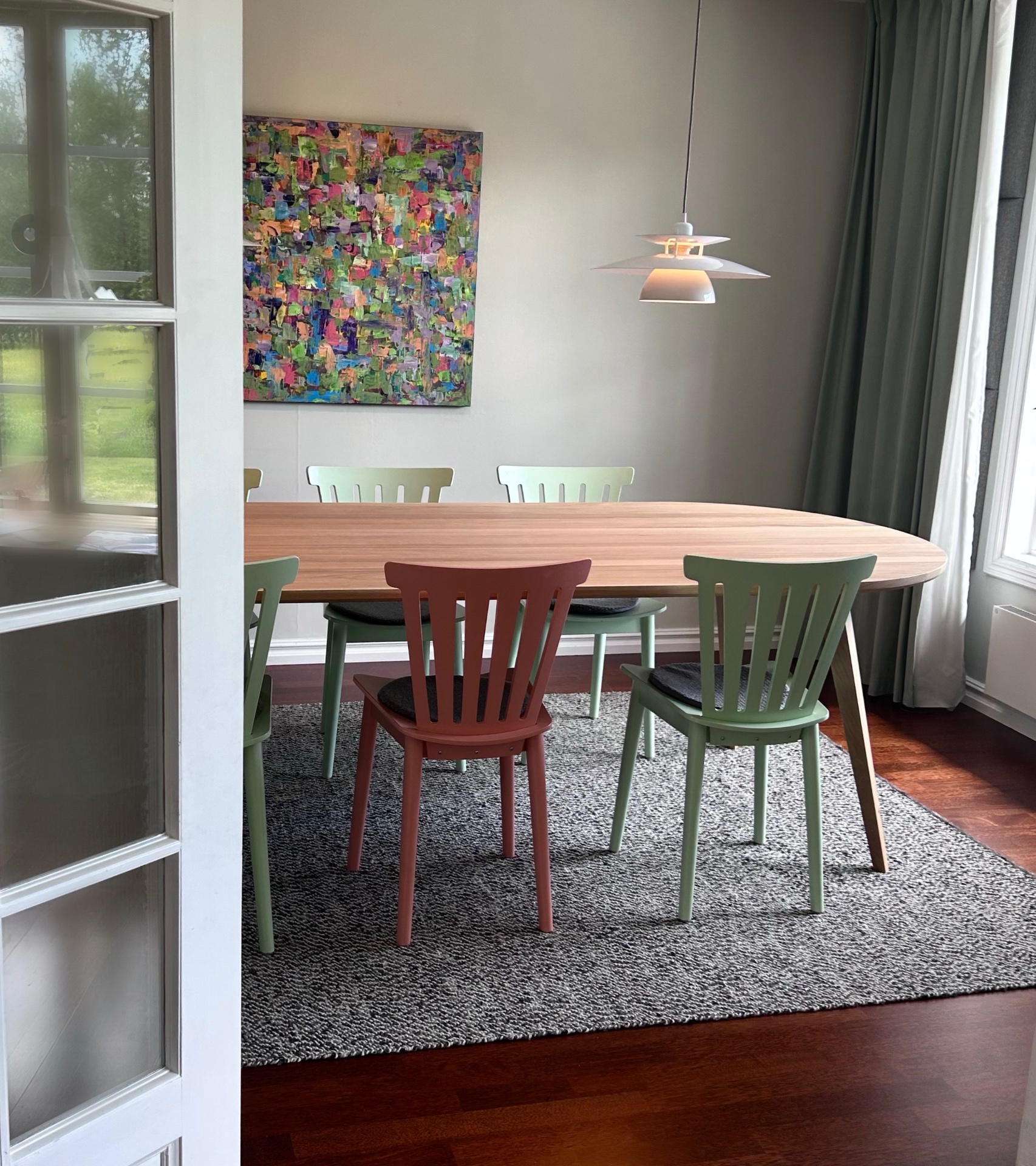 Ovalt matbord i skandinavisk design