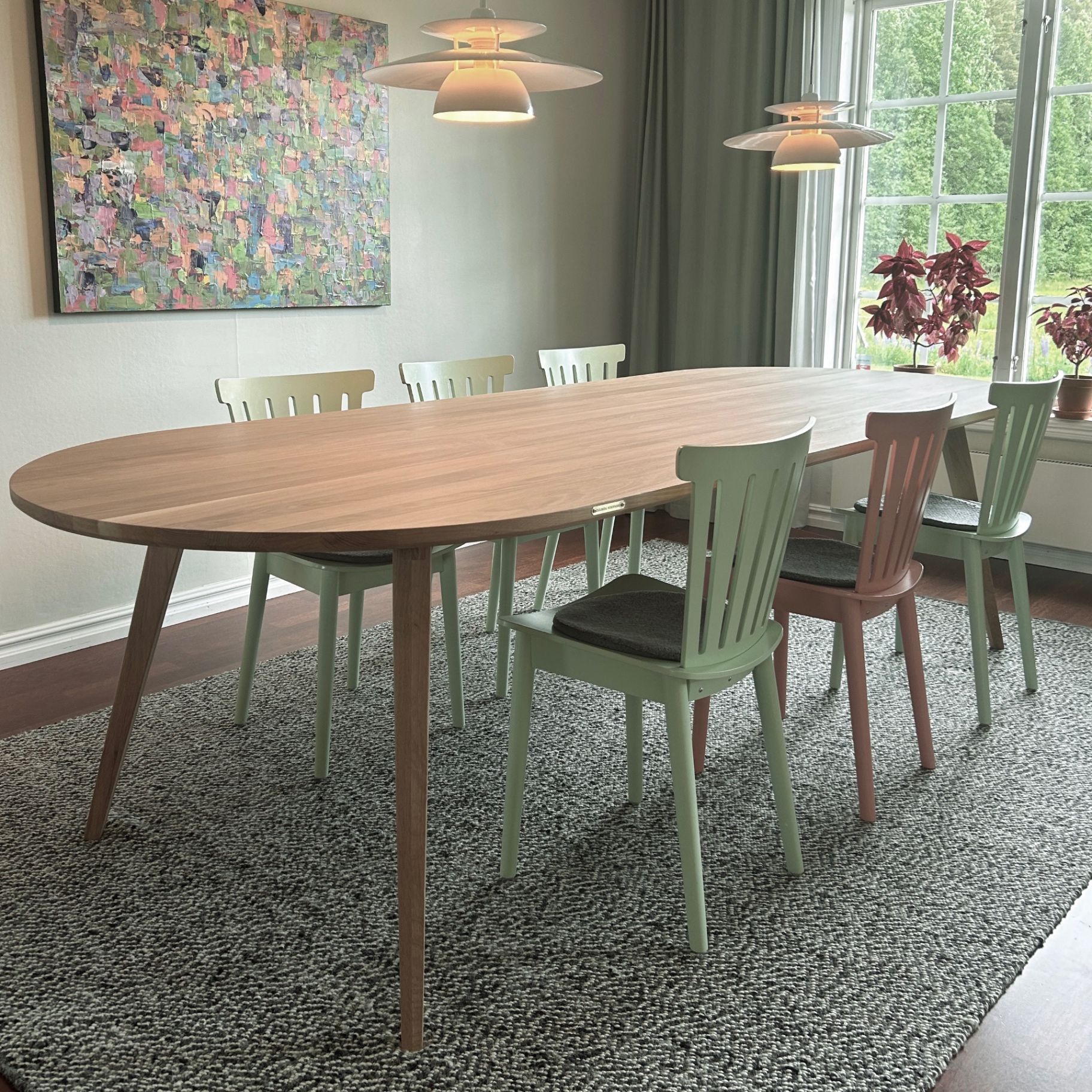 Ovalt matbord i skandinavisk design