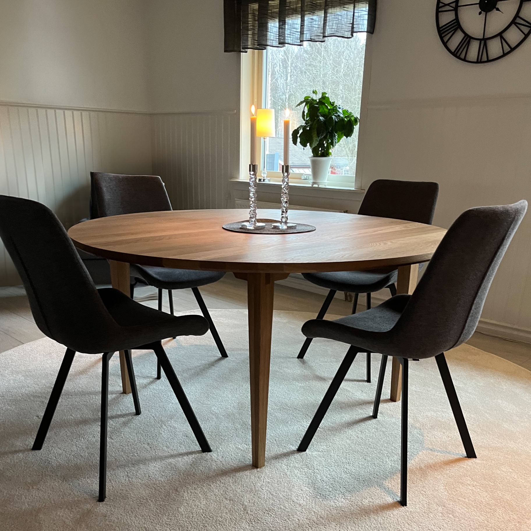 Runt matsalsbord med iläggsskivor