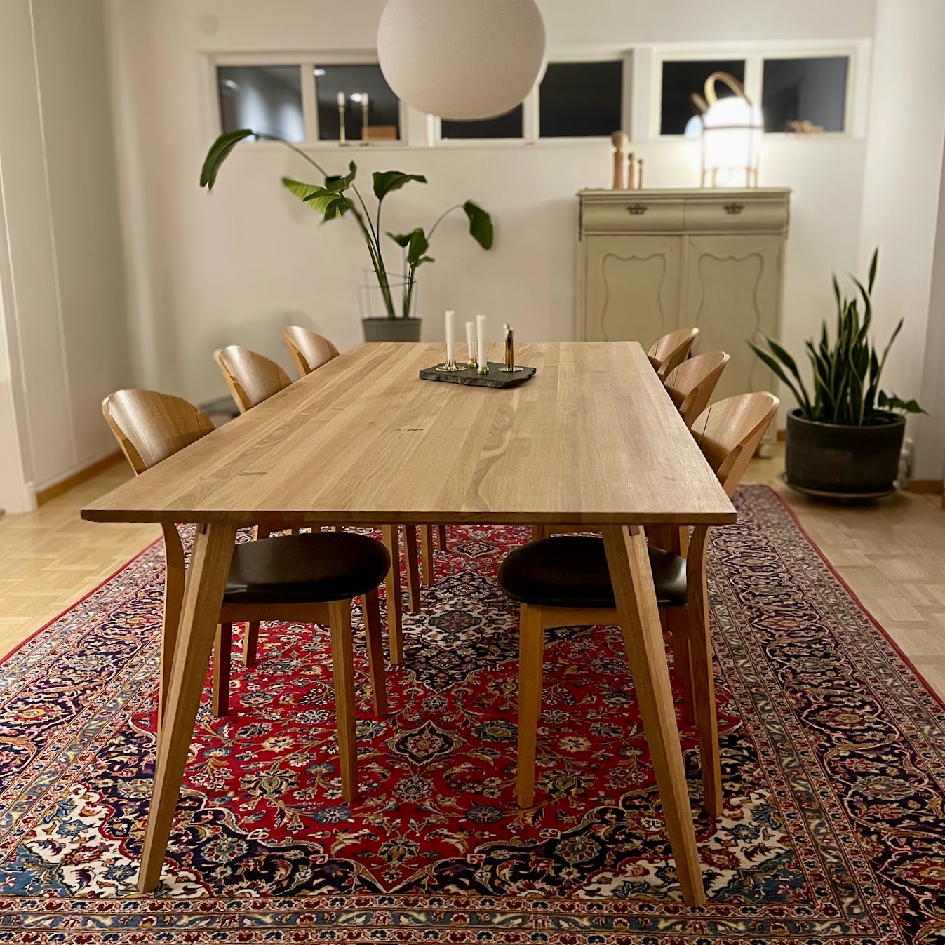 Skandinaviskt matbord i massiv ek