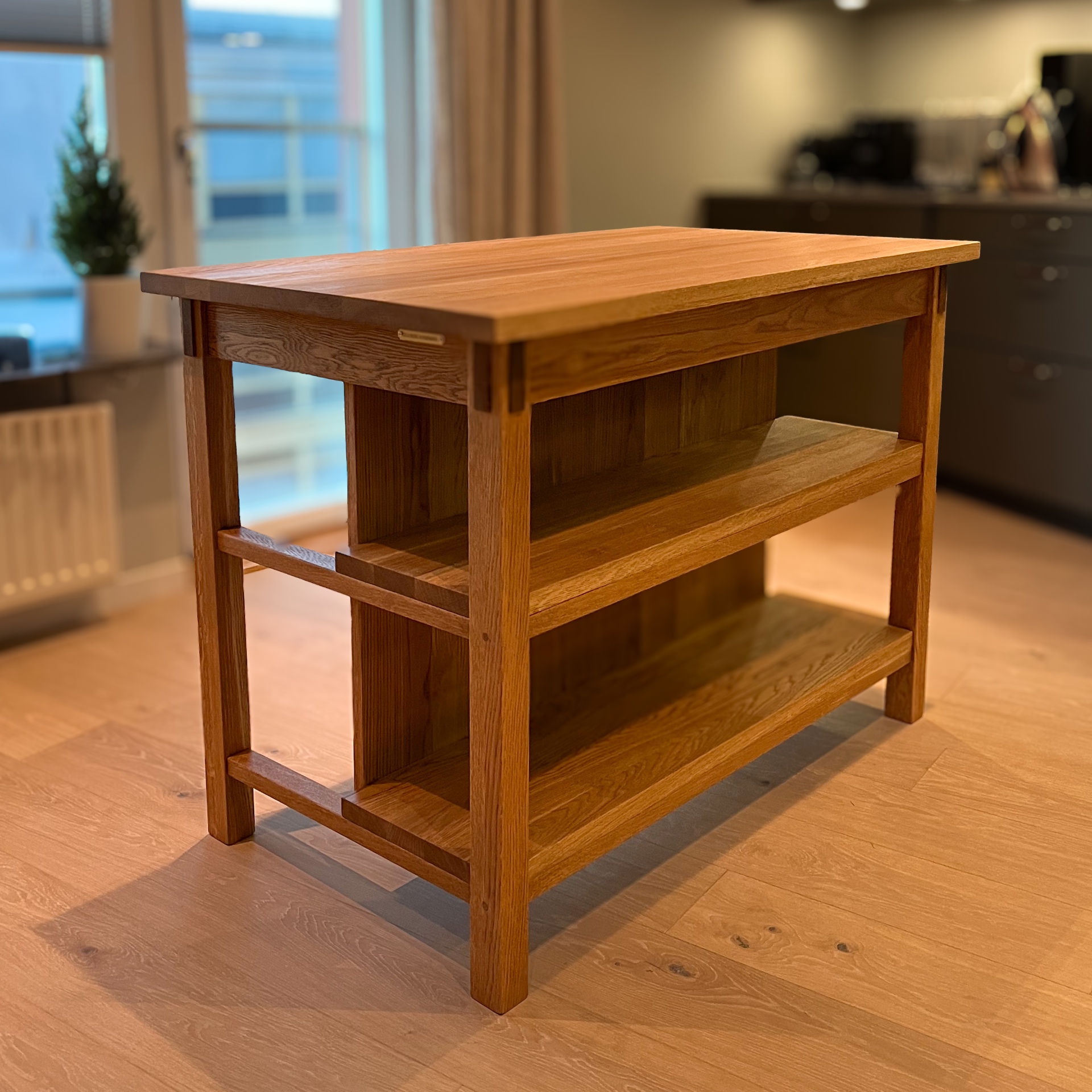 Handtillverkad köksö i massiv ek med hyllplan och sittdel