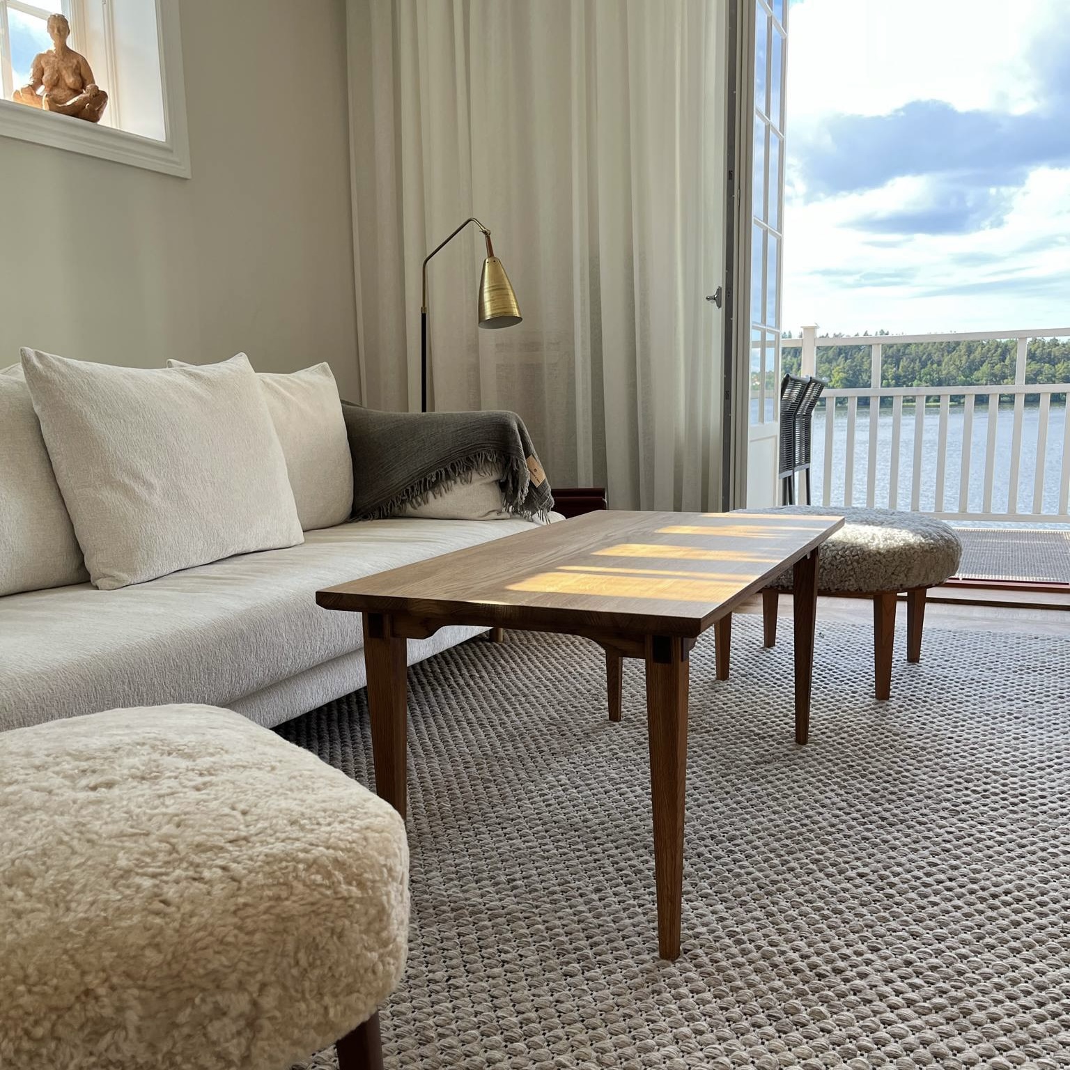 Rektangulärt soffbord i massiv ek eller ask med generös yta