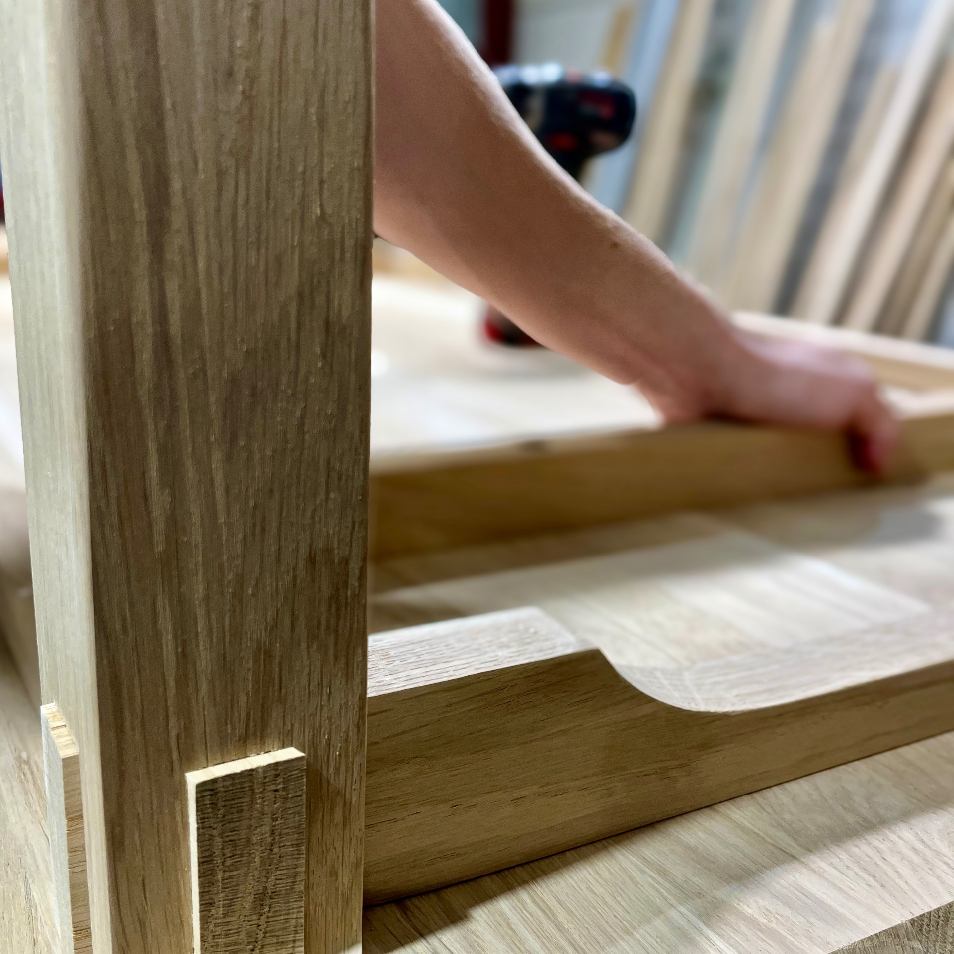 Hantverkare arbetar med massiv ek